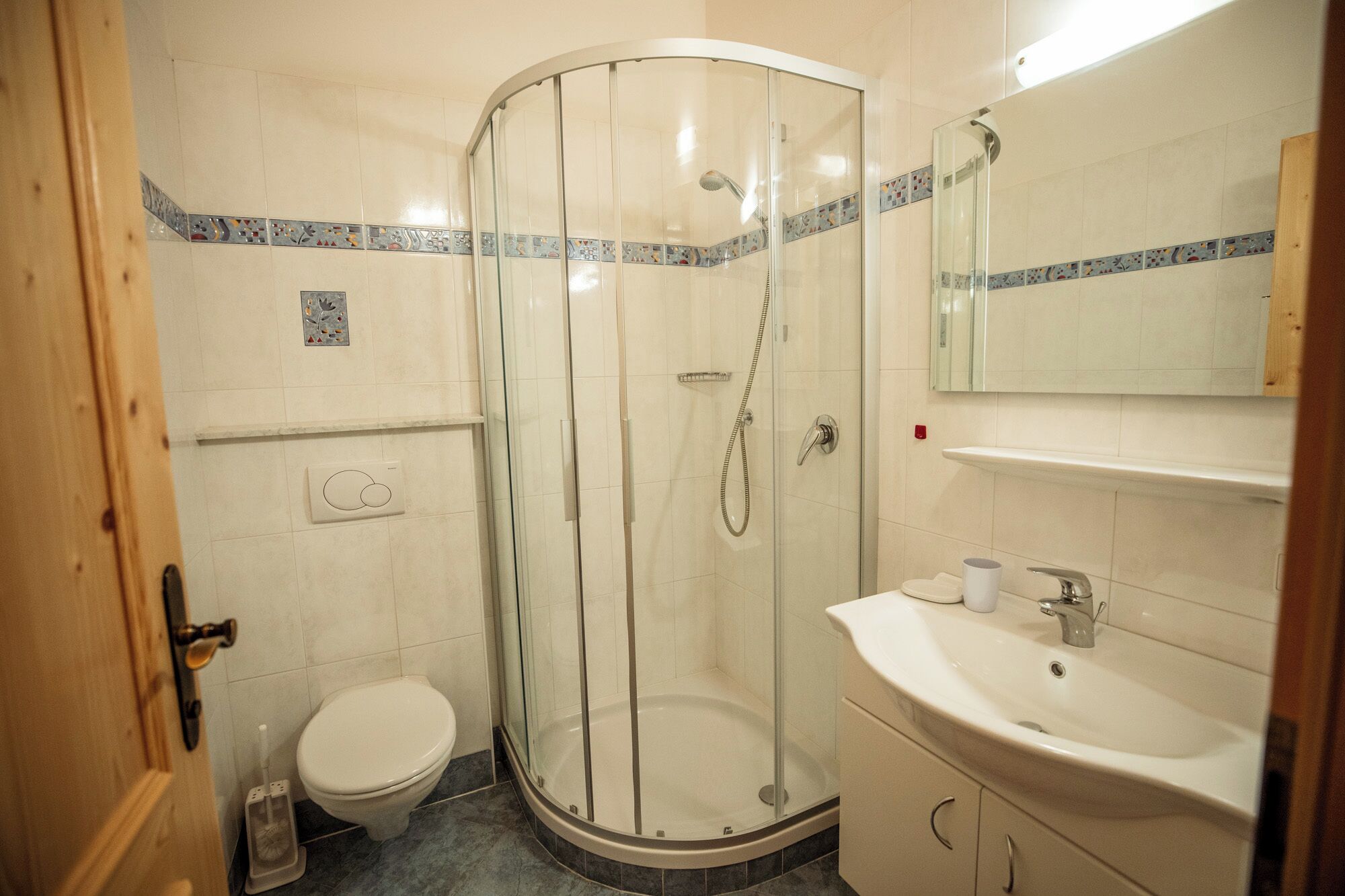Appartamento familiare, balcone, vista montagna | Bagno | Doccia, asciugacapelli, asciugamani, sapone