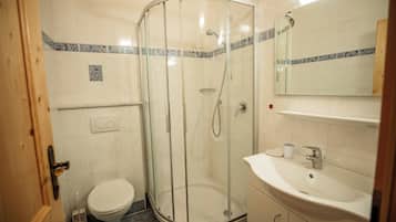 Appartamento familiare, balcone, vista montagna | Bagno | Doccia, asciugacapelli, asciugamani, sapone