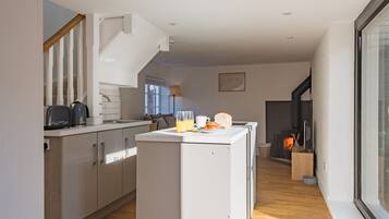 Fridge, oven, stovetop, coffee/tea maker