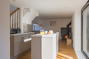 Réfrigérateur, un four, surface de cuisson, cafetière-théière