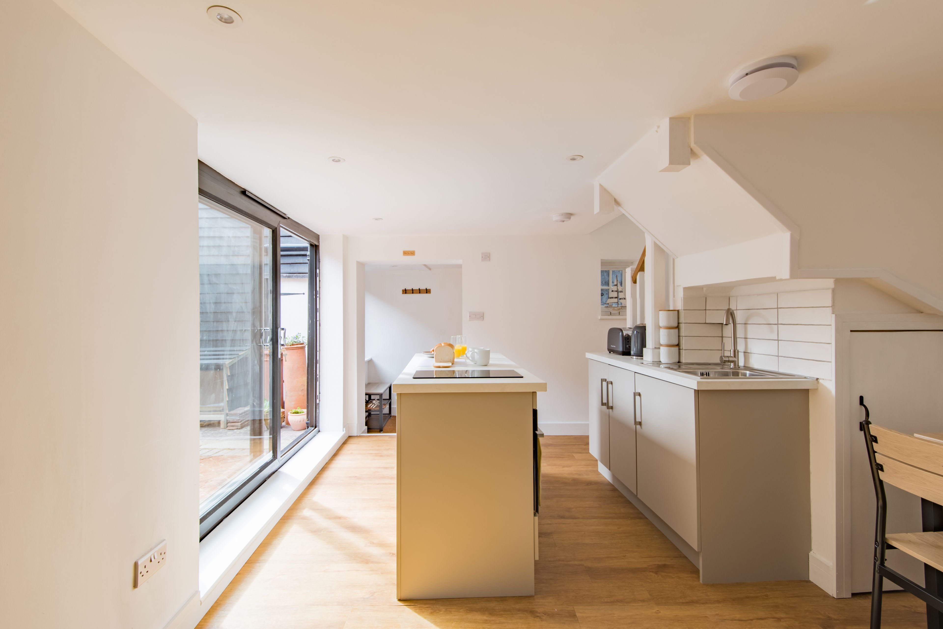 Fridge, oven, stovetop, coffee/tea maker