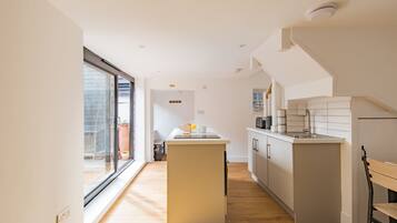 Fridge, oven, stovetop, coffee/tea maker