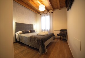 2 habitaciones, tabla de planchar con plancha y cuna de viaje 