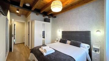 2 bedrooms, iron/ironing board, travel crib, WiFi (free)