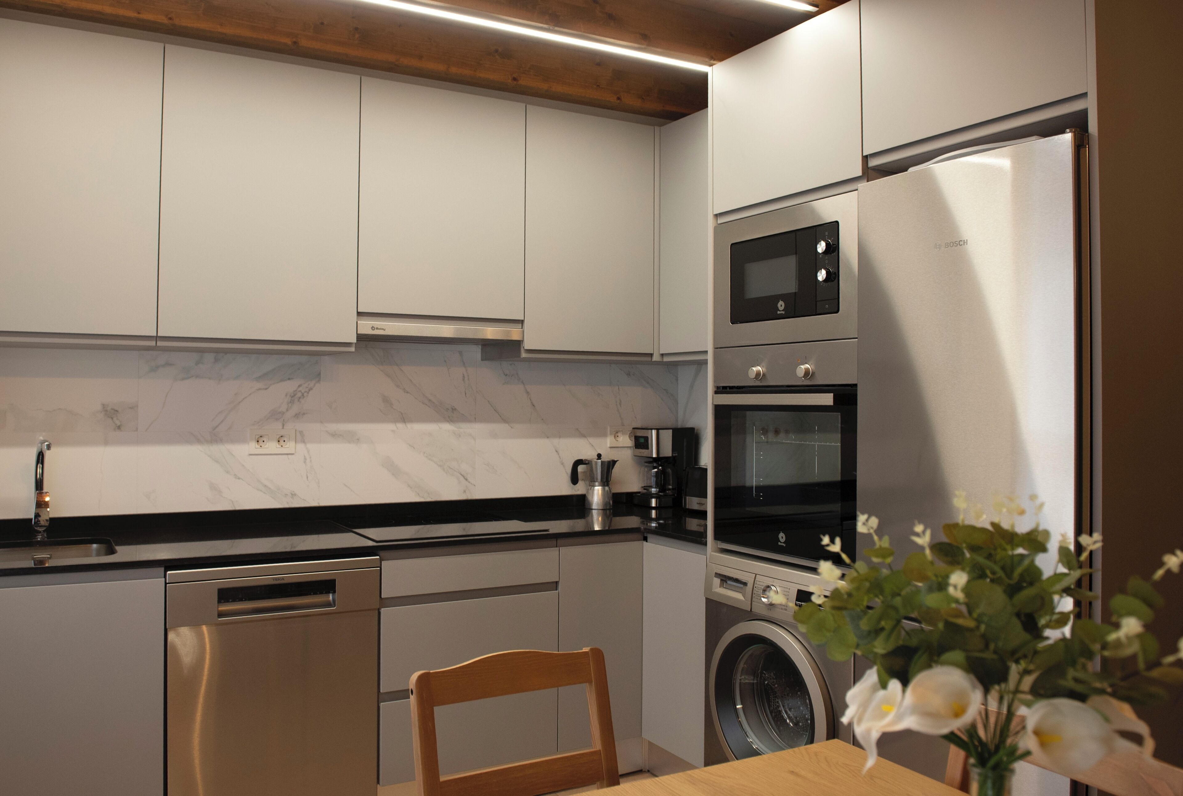 Coffee/tea maker, fridge, microwave, oven