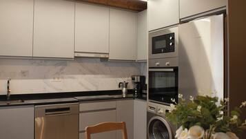 Coffee/tea maker, fridge, microwave, oven
