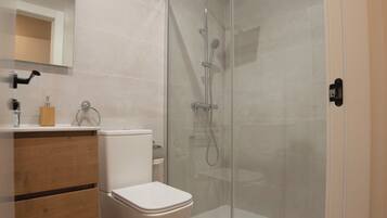 Douche, sèche-cheveux, serviettes fournies, savon