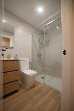 Shower, hair dryer, towels, soap - Apartment in the Picos de Europa, Asturias. Natural Paradise. (La Robellada, Onís)