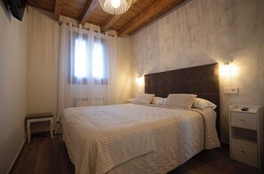 2 habitaciones, tabla de planchar con plancha y cuna de viaje 