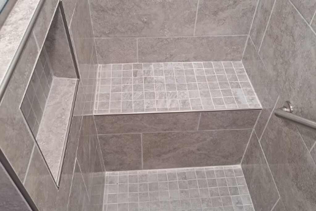 Regadera, secadora de cabello, jabón, papel de baño 