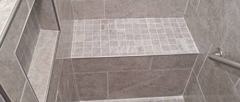 Regadera, secadora de cabello, jabón, papel de baño
