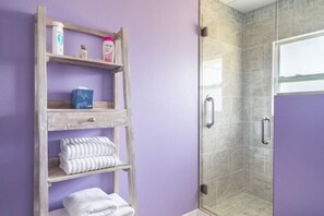 Dusche, Haartrockner, Seife, Toilettenpapier