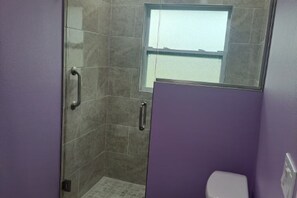 Dusche, Haartrockner, Seife, Toilettenpapier