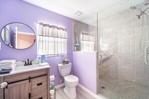 Dusche, Haartrockner, Seife, Toilettenpapier