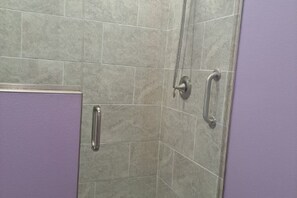 Dusche, Haartrockner, Seife, Toilettenpapier