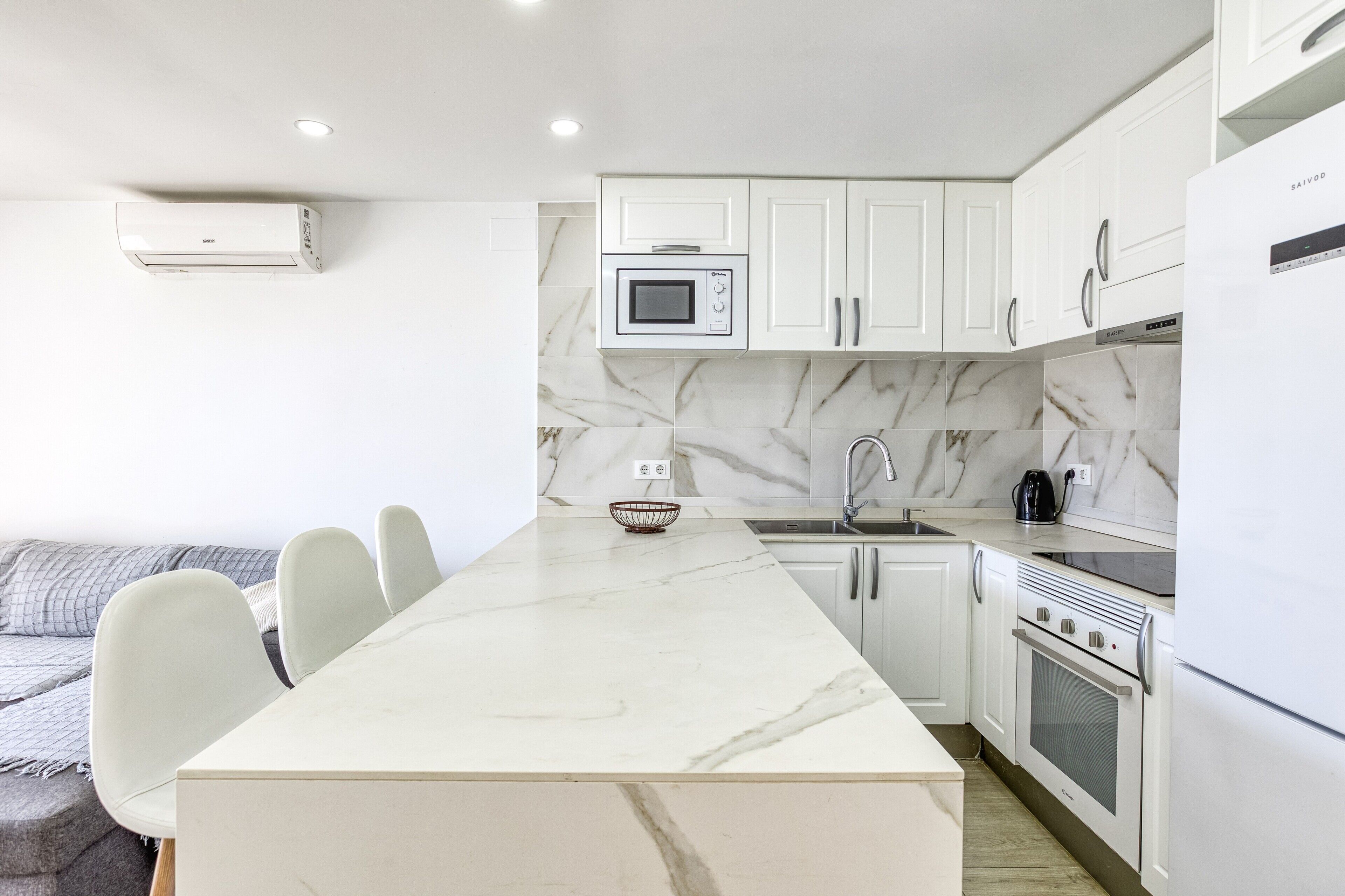 Frigorífico, microondas, horno y placa de cocina