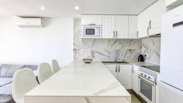 Frigorífico, microondas, horno y placa de cocina