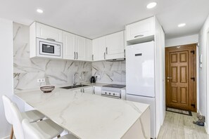 Refrigerador, microondas, horno, placa de cocina