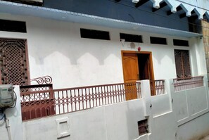 Exterior detail - Mahadev Guest House Varanasi Rd (Varanasi)
