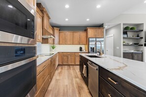 Fridge, microwave, oven, stovetop - Epic river views, Newly built upscale modern home, Game room (Lewiston)