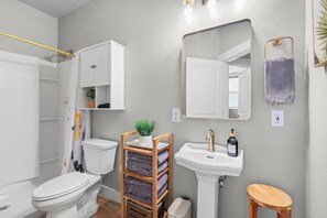 Shower, hair dryer, towels, soap - Epic river views, Newly built upscale modern home, Game room (Lewiston)