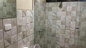 Casa clásica, balcón, vista al patio | Baño