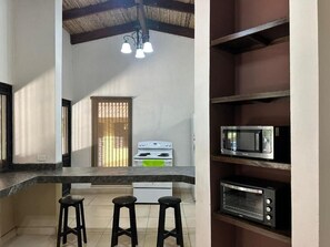 Casa clásica, balcón, vista al patio | Cocina privada