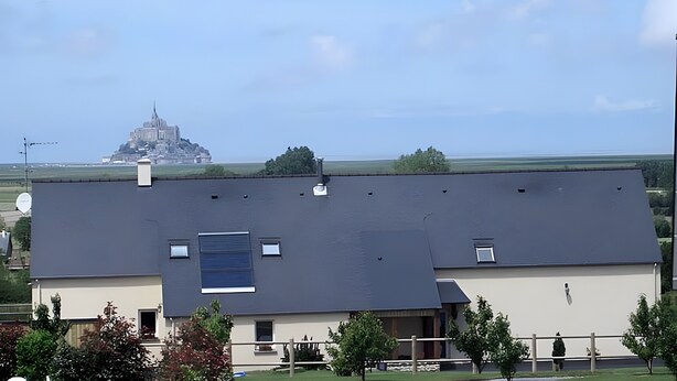 Ein Gebäude mit flachem Dach, einer Satellitenschüssel und einem kleinen Fenster.