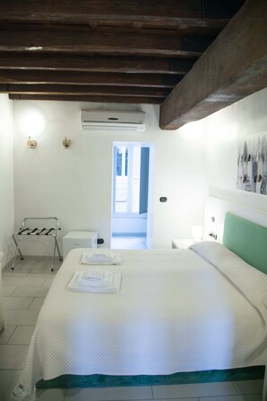 4 bedrooms, WiFi, bed sheets - Flowers Apartments Rome Campo de' Fiori (Roma)