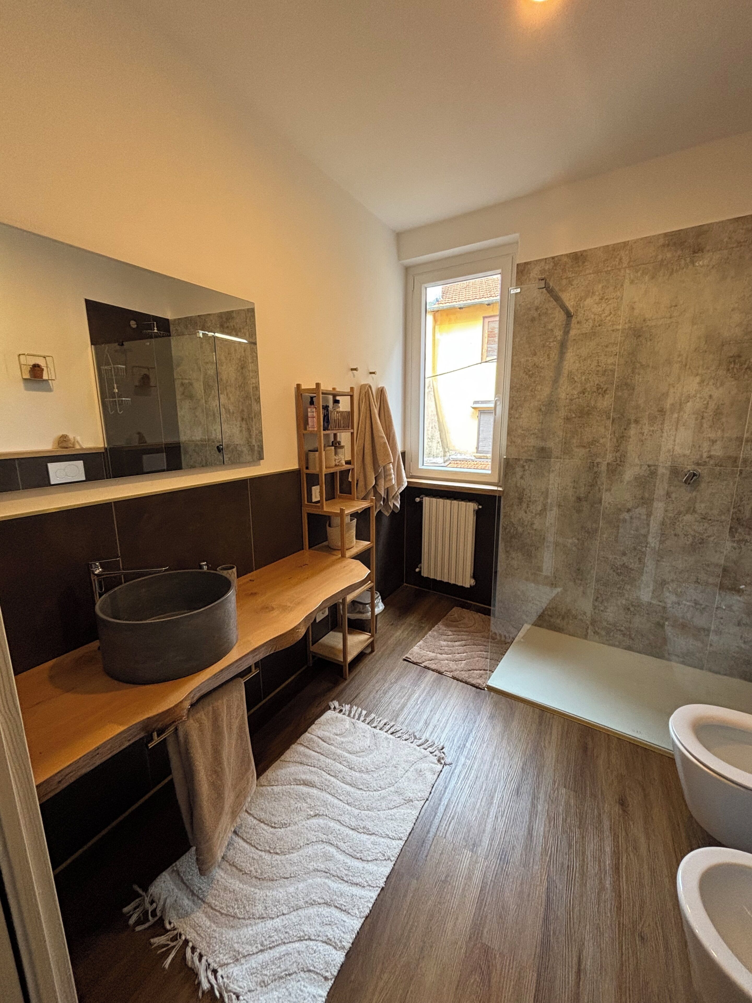 Douche, sèche-cheveux, bidet, serviettes fournies
