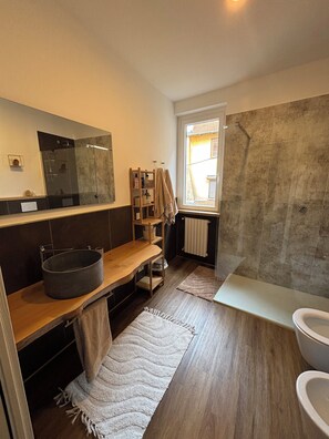 Bathroom - Vrbo Property (Meina)