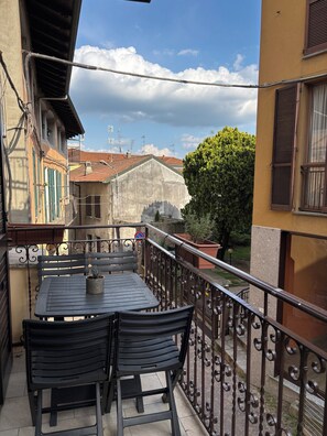 Outdoor dining - Vrbo Property (Meina)