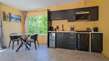 Four à micro-ondes, cafetière-théière