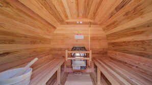 Una sauna con paredes de madera, un banco y un letrero de precaución.