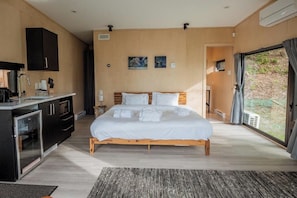 1 bedroom, iron/ironing board, free WiFi, bed sheets - Bel Air Tremblant MINI ANTARCTICA : 1 LIT KING, JACUZZI, SAUNA (La Conception)