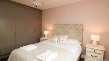 4 quartos, individualmente decorados, individualmente mobiliados