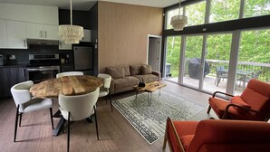 Een moderne keuken met een eethoek, een bank en een groot raam met uitzicht.