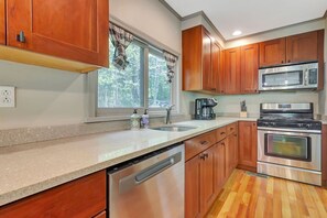 Fridge, microwave, oven, stovetop - Stratton; 8 min. Swimming; 2 min. Pet Friendly (Winhall)