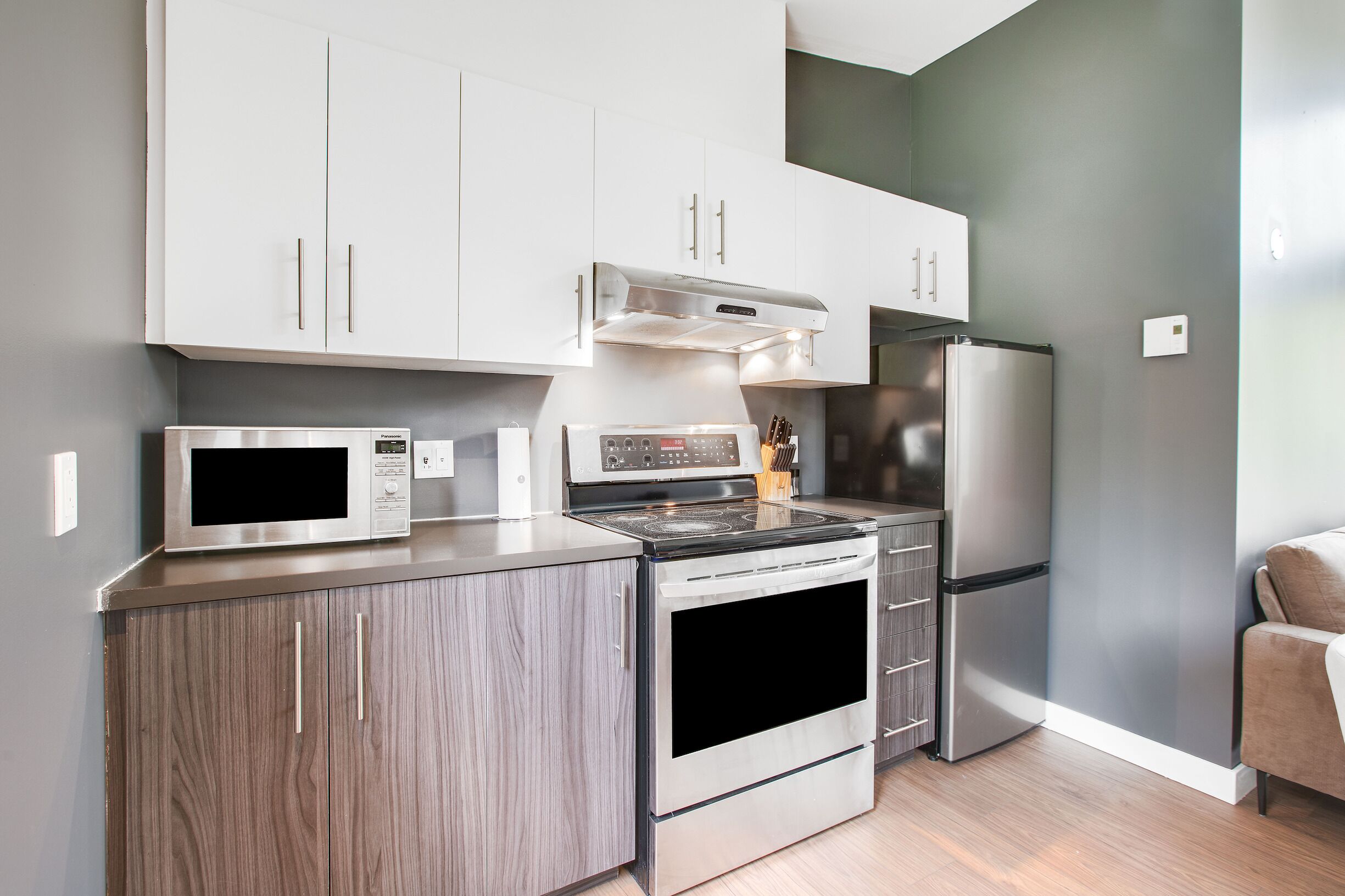 Microwave, oven, dishwasher, coffee/tea maker