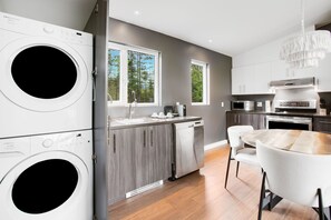Een microgolfoven, een oven, een vaatwasser