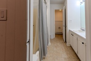 Hair dryer, towels - Stratton; walk on/off, shuttle Rt, pool table, shuffle puck, darts, dogs OK (Winhall)