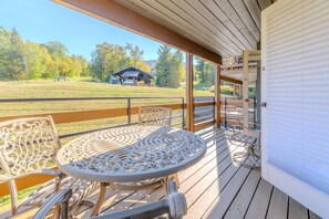 Outdoor dining - Stratton walk on/ski off, King bed, walk 2 food/drink (Stratton)