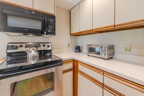 Fridge, microwave, oven, stovetop - Stratton walk on/ski off, King bed, walk 2 food/drink (Stratton)