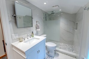 Hair dryer, towels - Stratton; 4 min. Renovated, games, fireplace! (Jamaica)