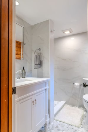Hair dryer, towels - Stratton; 4 min. Renovated, games, fireplace! (Jamaica)