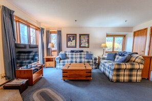 TV, fireplace - Stratton walk on/off, walk to food/drink, fireplace (Stratton)