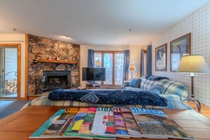 TV, fireplace - Stratton walk on/off, walk to food/drink, fireplace (Stratton)