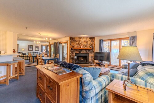 Stratton walk on/off, walk to food/drink, fireplace