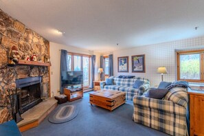 TV, fireplace - Stratton walk on/off, walk to food/drink, fireplace (Stratton)