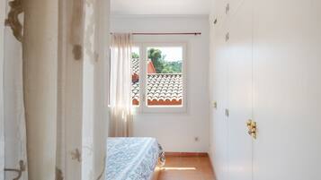 2 bedrooms, iron/ironing board, WiFi, bed sheets